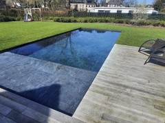 't Groene Plan Biozwembad van Hybrid Pools en een sfeervolle tuin