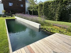Hoveniersgebroeders Prachtige trapeziumvormige zwemvijver met architecturaal element
