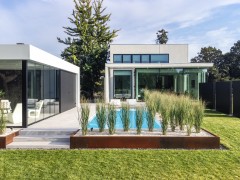 Bio-pools Ibiza-stijl tuin met biopool, poolhouse en douche